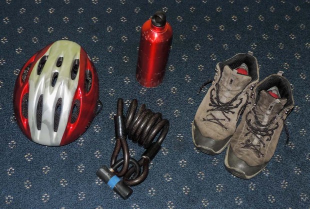 As part of the packing it was goodbye time for some old friends: The intercontinental boots that are falling apart, the aluminium bottle that does not seal anymore, the crap lock that weights 2 kg and the failing helmet soon to be replaced by the new saltire coloured one that I will buy as soon as I get back. 